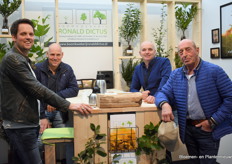 Aan de linkerkant, Koen van Opstal samen met zijn vader Corne van Opstal. De twee hebben samen een statenmakers bedrijf en kwamen samen met Stan Christiano (rechts) kijken bij onder andere Ronald Dictus. Ze willen een completer aanbod kunnen bieden aan hun klanten om bij het straten gelijk de tuin op te vrolijken met een mooi assortiment aan tuinplanten.